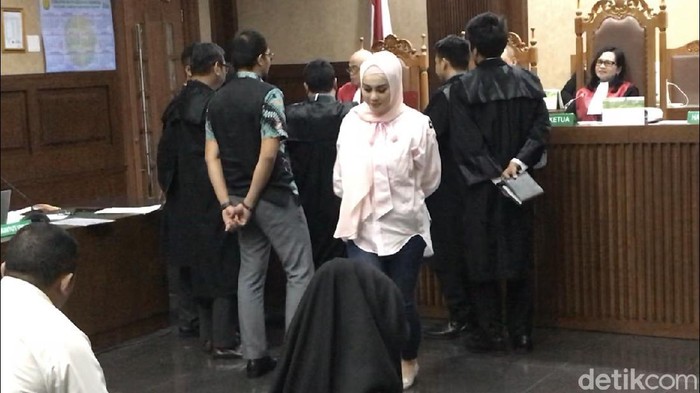 Jennifer Dunn di sidang Wawan (Hanif/detikcom)