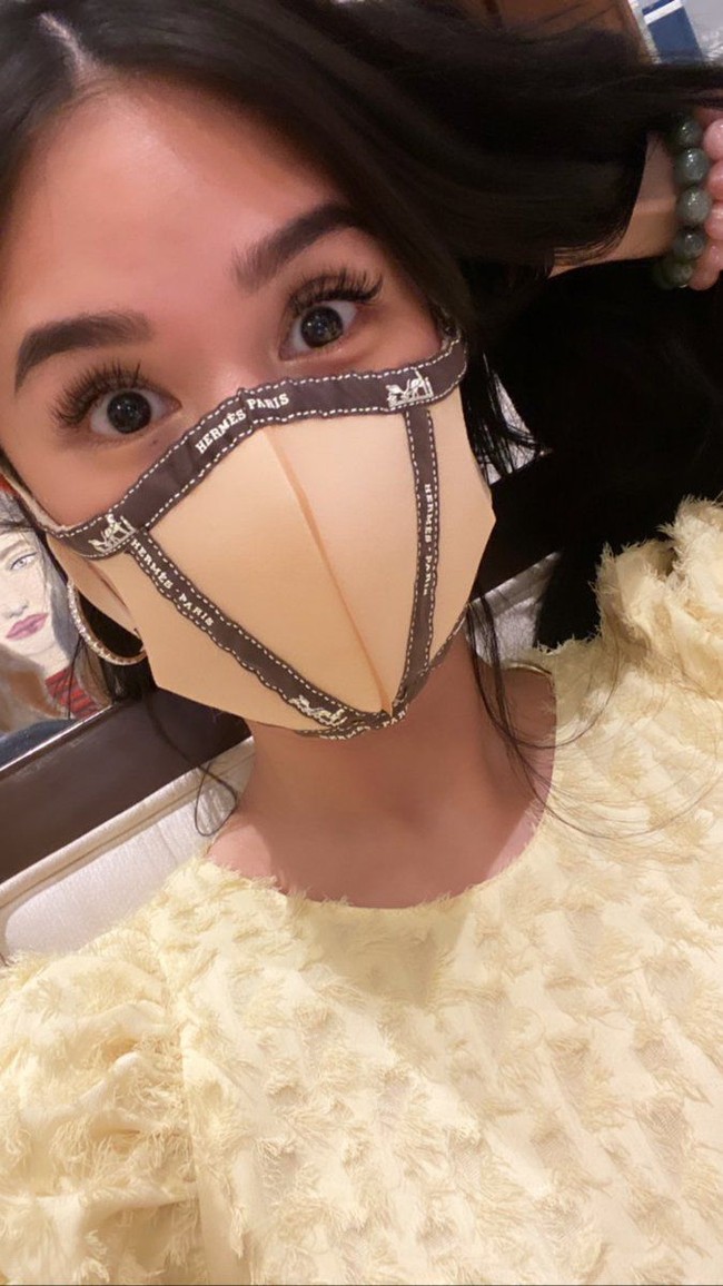 Putri dari pemilik jaringan restoran Barrio Fiesta di Filipina itu pernah menarik atensi saat membuat masker berlabel Hermes dan merek high end lainnya. Heart tampak memperlihatkan berbagai masker yang dicetaknya dari masker asli dan sejumlah pita dari brand ternama seperti Hermes dan Chanel. Dia memanfaatkan pita dari berbagai brand yang dimilikinya. Seperti masker Hermes yang dipakainya dibuat dari pita bekas box tas Hermes. Foto: Dok. Twitter Heart Evangelista