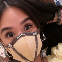 Putri dari pemilik jaringan restoran Barrio Fiesta di Filipina itu pernah menarik atensi saat membuat masker berlabel Hermes dan merek high end lainnya. Heart tampak memperlihatkan berbagai masker yang dicetaknya dari masker asli dan sejumlah pita dari brand ternama seperti Hermes dan Chanel. Dia memanfaatkan pita dari berbagai brand yang dimilikinya. Seperti masker Hermes yang dipakainya dibuat dari pita bekas box tas Hermes. Foto: Dok. Twitter Heart Evangelista