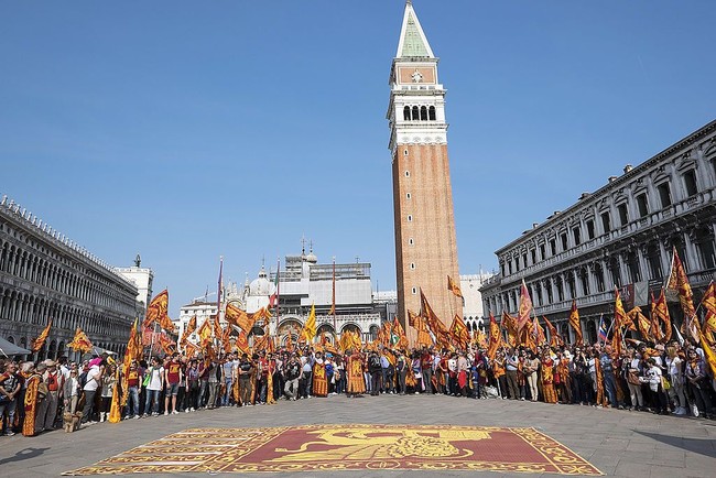 St. Marks Square di Venice, Italia, selalu dipenuhi turis yang ingin berfoto maupun sekadar melihat-lihat.  Foto: Marco Secchi/Getty Images