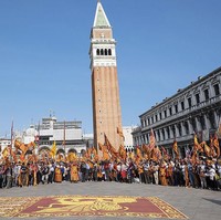 St. Marks Square di Venice, Italia, selalu dipenuhi turis yang ingin berfoto maupun sekadar melihat-lihat.  Foto: Marco Secchi/Getty Images