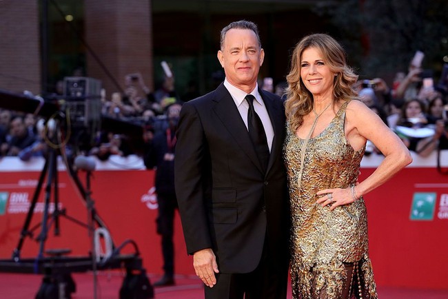 Istri Tom Hanks yang juga seorang aktris, Rita Wilson, jugaa tertular virus Corona. Tom Hanks mengatakan bahwa Rita mengalami demam ringan dan suhu tubuh panas-dingin bergantian. Kini mereka sedang menjalani observasi dan pemeriksaan lainnya, serta harus dikarantina. Foto: Tom Hanks and Rita WIlson (Getty Images/Frazer Harrison)