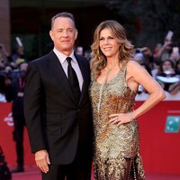 Istri Tom Hanks yang juga seorang aktris, Rita Wilson, jugaa tertular virus Corona. Tom Hanks mengatakan bahwa Rita mengalami demam ringan dan suhu tubuh panas-dingin bergantian. Kini mereka sedang menjalani observasi dan pemeriksaan lainnya, serta harus dikarantina. Foto: Tom Hanks and Rita WIlson (Getty Images/Frazer Harrison)