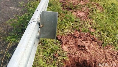 Penampakan Tiang Pagar Tol Palembang yang Dicuri