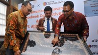 Menkominfo Johnny G. Plate bersama Direktur Utama PT Alita Praya Mitra Teguh Prasetya dan Head of Public Policy Facebook Connectivity Ruben Hattari menunjukan peta perluasan penyebaran penyediaan kebutuhan internet berkecepatan tinggi di seluruh indonesia. Foto: dok. Facebook