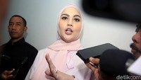 Jennifer juga mengakui menerima kartu kredit dari Wawan. Hal itu diakuinya saat ditanya hakim soal penerimaan itu.