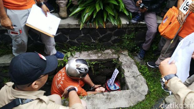 Ngeri! Begini Detik-detik Ayah Buang Mayat Delis ke Gorong-gorong