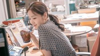 Pada 2019 lalu, Kim Go Eun bermain drama Tune in for Love. Ini salah satu adegan yang ada di drama tersebut. Go Eun dengan santai meminum es Americano kesukaannya. Foto: Instagram @ggonekim