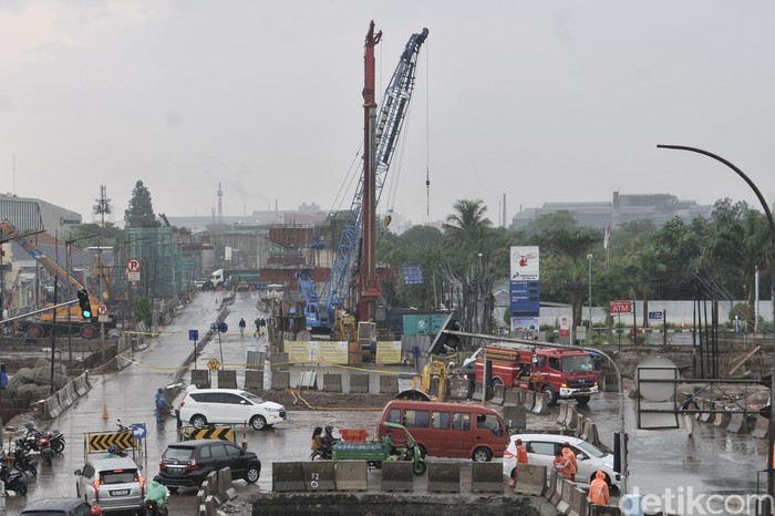 Pipa gas Perusahaan Gas Negara (PGN) di Jl Raya Bekasi, Cakung, Jakarta Timur mengalami kebocoran imbas pengeboran di lokasi proyek tol.