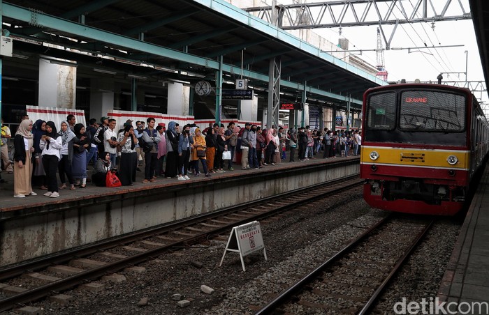 Penumpang KRL di Stasiun Manggarai Rute KRL Jakarta-Bogor jadi perhatian usai Gubernur Jakarta Anies Baswedan akui jalur itu riskan corona. Meski begitu KRL rute itu masih ramai digunakan warga.