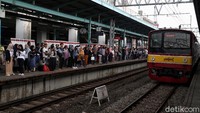 Sejumlah penumpang tampak mengantre menunggu kedatangan kereta di Stasiun Manggarai, Jakarta, Kamis (12/3/2020).