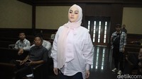 Jennifer Dun terlihat memakai baju berwarna pink dan kerudung warna senada. Saat sidang dimulai, dia berjalan santai menuju kursi saksi.