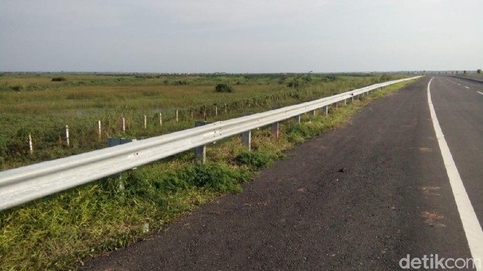 Besi pagar Tol Palembang-Kayu Agung yang hilang dicuri (Raja Adil/detikcom)