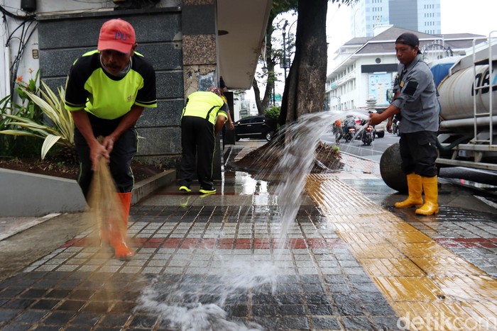 Pusat Kota Bandung Dibersihkan Jelang Festival Asia Afrika Ratusan petugas gabungan membersihkan kawasan Jalan Asia Afrika, Kota Bandung, Jawa Barat. Aksi bersih-bersih berlangsung jelang Festival Asia Afrika pada April mendatang.