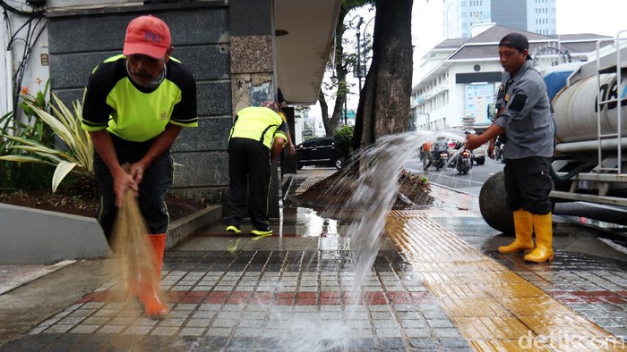Ratusan petugas gabungan membersihkan kawasan Jalan Asia Afrika, Kota Bandung, Jawa Barat. Aksi bersih-bersih berlangsung jelang Festival Asia Afrika pada April mendatang.