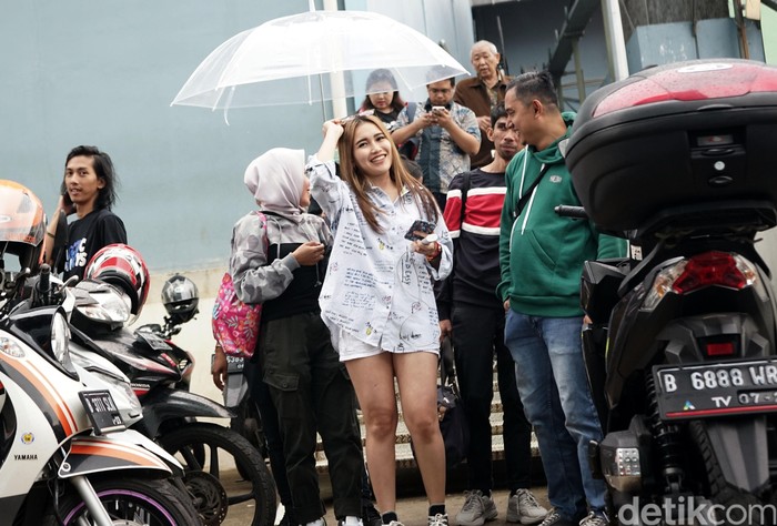 Ayu Ting Ting saat ditemui di studio Trans TV.