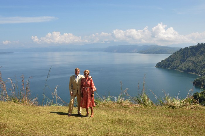 Momen Wisata Raja dan Ratu Belanda di Danau Toba Raja Belanda Willem Alexander bersama Ratu Maxima Zorreguieta Cerruti sempat berkunjung ke Danau Toba untuk melihat keindahan panorama di kawasan tersebut.