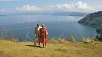 Raja Belanda Willem Alexander bersama Ratu Maxima Zorreguieta Cerruti berfoto dengan latar belakang panorama Danau Toba di Bukit Singgolom Kabupaten Toba, Kamis (12/3/2020). 