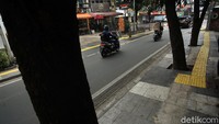 Guiding block atau jalur penunjuk jalan bagi penyandang tuna netra itu pun dilengkapi dengan tekstur yang memiliki dua makna berbeda, yakni kode garis dan titik.