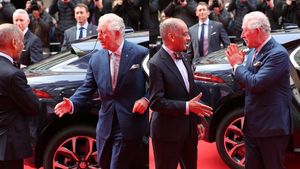 Awkward Moment! Saat Pangeran Charles Lupa Tak Boleh Salaman