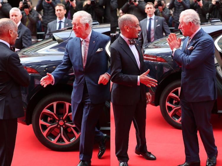 Awkward Moment! Saat Pangeran Charles Lupa Tak Boleh Salaman