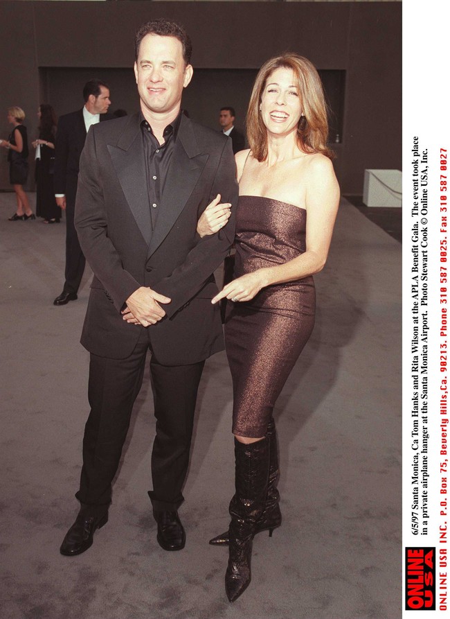 Inilah foto kemesraan mereka di tahun 1997 saat menghadiri APLA benefit Gala. Tom Hanks dan Rita Wilson pertama kali bertemu saat membintangi serial komedi Volunteers di tahun 1985. Saat itu Tom Hanks masih menikah dengan Samantha Lewes yang kemudian bercerai pada 1988.  Foto: Stewart Cook/Getty Images