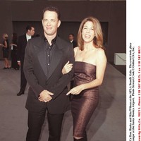 Inilah foto kemesraan mereka di tahun 1997 saat menghadiri APLA benefit Gala. Tom Hanks dan Rita Wilson pertama kali bertemu saat membintangi serial komedi Volunteers di tahun 1985. Saat itu Tom Hanks masih menikah dengan Samantha Lewes yang kemudian bercerai pada 1988.  Foto: Stewart Cook/Getty Images