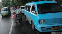 Selain digendong, jamu tradisional juga ada adng dibawa menggunakan sepeda.