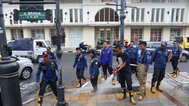 Petugas Bersihkan Pusat Kota Bandung Jelang Festival Asia Afrika