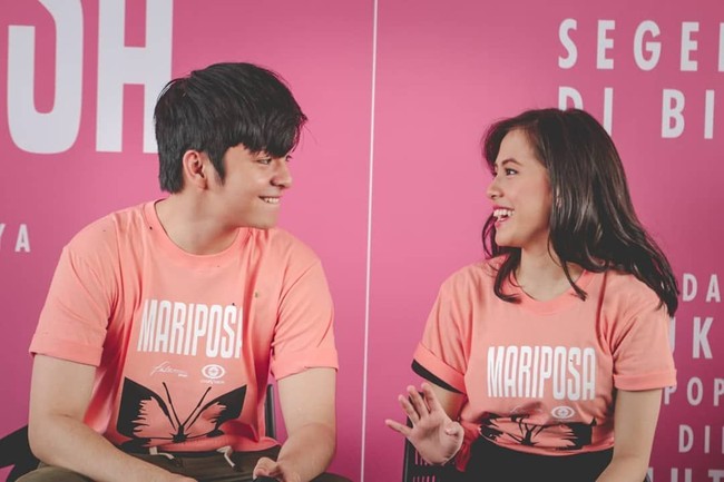 Lihat saja tatapan mesra Angga ke Zara saat promosi film Mariposa pada Oktober lalu. Film Mariposa resmi tayang di Bioskop mulai 12 Maret.  Foto: Instagram