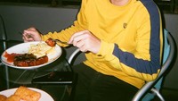 Steak, sosis, dan kentang goreng jadi santapan Junior yang tengah santai. Jangan salah fokus sama senyum Junior ya. Foto: Instagram juniorrobertss
