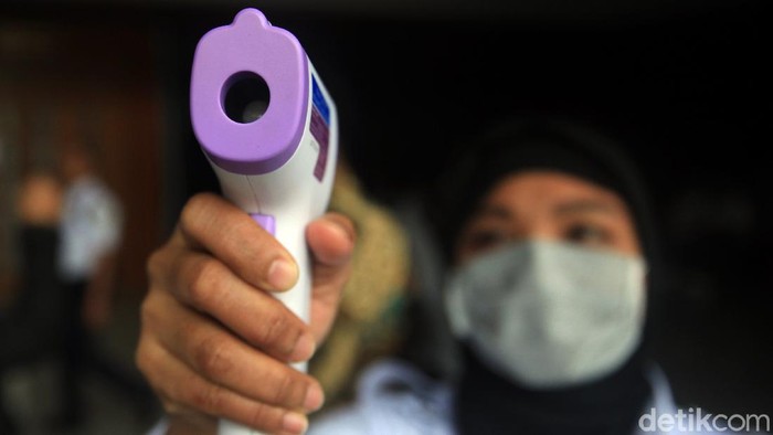 Pencegahan Virus Corona di PN Jakarta Pusat Para pengunjung dan petugas di Pengadilan Negeri Jakarta Pusat diperiksa suhu tubuhnya saat akan memasuki gedung. Hal itu dilakukan guna cegah penyebaran corona
