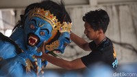 Pembuatan ogoh-ogoh yang memakan waktu hingga 3 minggu pembuatan ini dilakukan pemuda Hindu Tangerang di pura Kerta Jaya Tangerang.