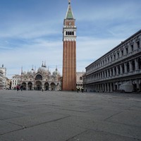 Virus Corona membuat destinasi wisata terkenal ini sepi pengunjung. Foto: Anteo Marinoni/AP