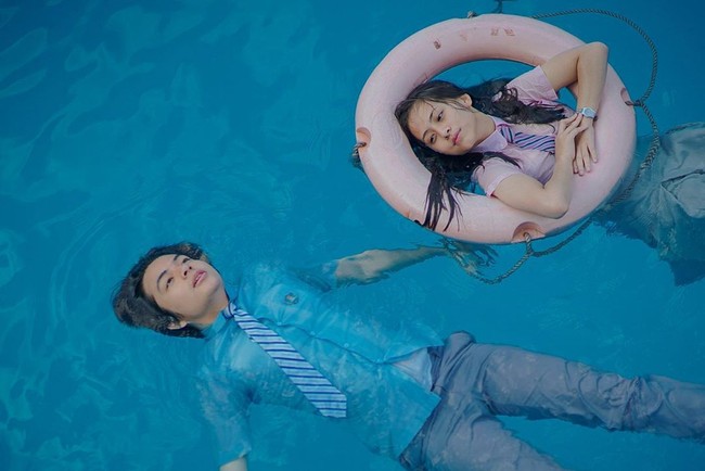 Ada salah satu adegan di Film Mariposa saat Zara terjatuh di kolam renang, dan Angga yang menolongnya.  Foto: Instagram
