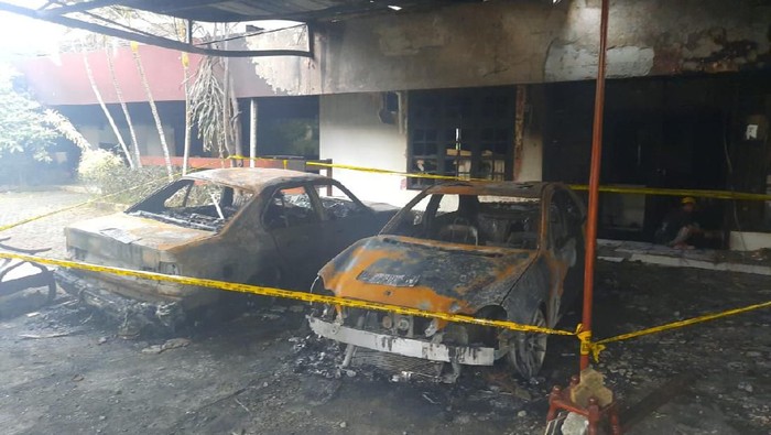 Penampakan mobil yang diduga dilempar molotov