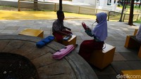 Aktivitas luar sekolah pun lebih nyaman dilakukan di taman ini.