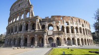 Pemandangan kontras juga terlihat di Colosseum, Roma, Italia. Sejumlah wisatawan tampak mendatangi bangunan prasejarah itu pada April 2018 lalu. Namun, kini menyusul kebijakan pencegahan penyebaran virus corona yang dilakukan oleh pemerintah Italia, suasana di sekitar Colosseum tampak sepi saat dipotret pada Rabu (11/3/2020) waktu setempat. AP Photo/Virginia Mayo, Andrew Medichini.