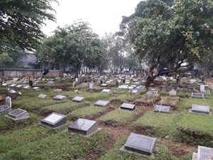 Dangdutan Dihentikan, Satpol PP Jaga Kuburan