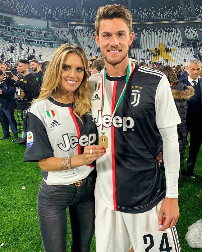 Di akun Instagram-nya, Daniele Rugani menyatakan ia telah positif virus Corona. Rugani didiagnosa terinfeksi virus Covid-19 meski tidak menunjukkan tanda-tanda dan kondisinya kini tergolong baik. Pacar Rugani, Michela Persico, pun memberikan dukungannya. Foto: Instagram @michelapersico