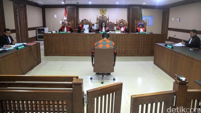 Perantara Suap Akil Mochtar Divonis 4 Tahun 6 Bulan Penjara Pengadilan Tipikor Jakarta menjatuhkan hukuman 4 tahun 6 bulan terhadap Muhtar Ependy. Muhtar terbukti menjadi perantara suap untuk mantan Ketua MK Akil Mochtar.