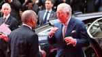 Awkward Moment! Saat Pangeran Charles Lupa Tak Boleh Salaman