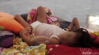 Kendati kondisi Nurhanifa diakui sempat membaik, namun sejak beberapa bulan terakhir kembali memburuk. Bahkan, sejak beberapa hari terakhir, Nurhanifa hanya dapat terbaring lemah, lantaran lengan kirinya mengalami pembengkakan yang terus membesar, diduga akibat tumor ganas.