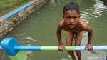 Aksi Loncat Indah Anak-anak Tangerang di Kali Cisadane