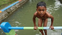 Seorang anak bersiap untuk melompat.