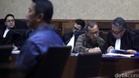 Emirsyah didakwa menerima suap dari Soetikno Soedarjo. Dalam salah satu poin disebutkan Soetikno menerima uang yang diduga suap dari perusahaan penerbangan Airbus berkaitan dengan kerja sama dengan PT Garuda Indonesia yaitu pengadaan 21 unit pesawat Airbus A320 Family. Lantas uang suap itu diberikan ke Emirsyah untuk melunasi rumah di Jalan Pinang Merah II Blok SK Nomor 7-8 senilai Rp 5,7 miliar.