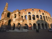 Turis Ditangkap Polisi Gegara Ukir Inisial Nama di Colosseum Roma