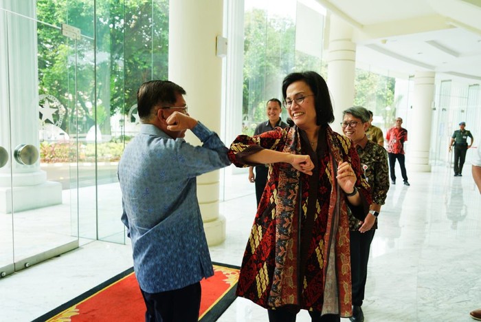 Momen JK-Sri Mulyani Salam Corona