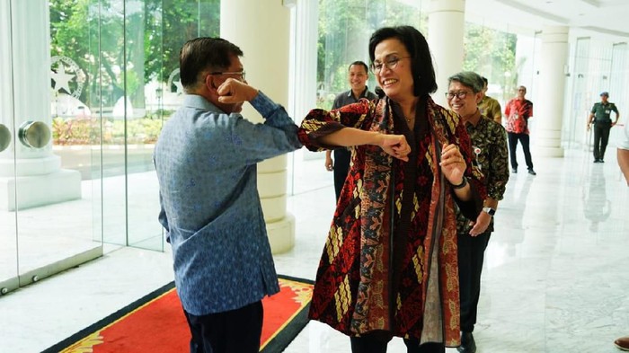 Momen JK-Sri Mulyani Salam Corona