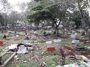 Dangdutan di Kuburan Bikin Penjaga Kewalahan